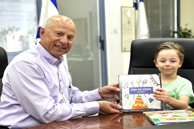 הילד עופרי כידרא צרפתי מעפולה הוא הראשון לקבל את ספר הילדים שהופק לציון שנת ה-100 